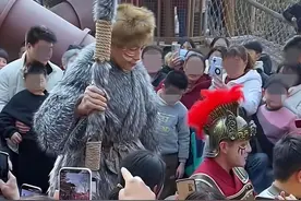 景区2米33“巨人”火了！亲弟弟身高1米65，最新发声图片