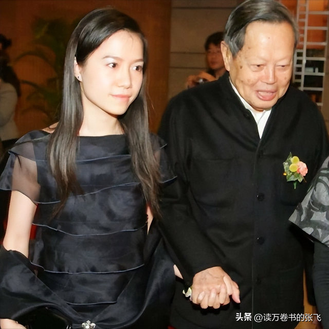 杨振宁走后1个月, 翁帆搬离别墅, 带走34箱东西, 那是她全部的财产