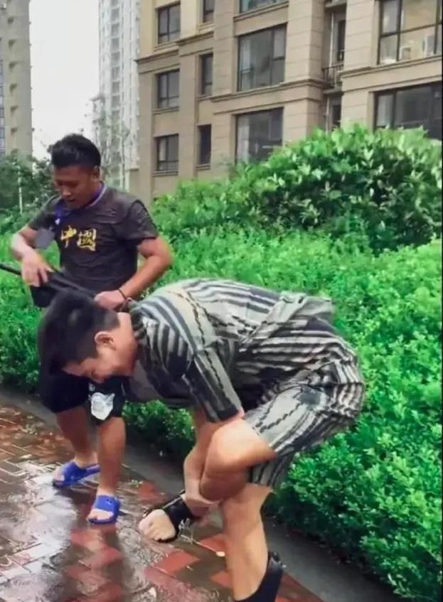 怪不得李小璐要为他生孩子，真人确实帅气，身材也很好。