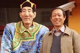 中国第一巨人鲍喜顺：不听医生忠告执意生子，后来儿子身高多少？图片