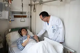 痛了两年！强直性脊柱炎患者上呼吸道感染咳“断”胸椎 上海十院骨科原创VBE技术精准修复图片