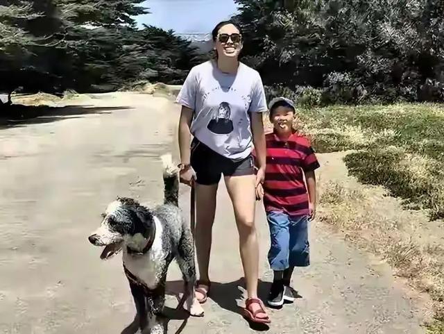 郎平女儿白浪在美国 和弟弟白帝同行 姐弟俩笑容灿烂 举止温柔很可爱
