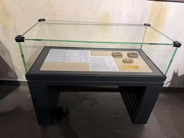 漫步黄山松掩山丛树杪，云隐仙踪徒步蹬道千阶