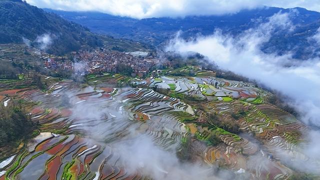 云上梯田浇灌千年农耕文化