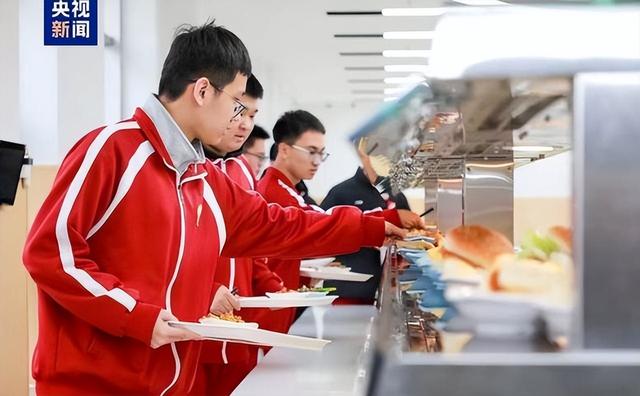 北京下了重要命令：2027年底前，所有中小学必须告别“校外配餐	”