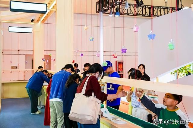 在“好物江南”展区，用百枚印章“敲”出姑苏风情！