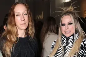 40岁艾薇儿最新露面！穿斑马服，脸部浮肿，身材五五分，苍老10岁图片