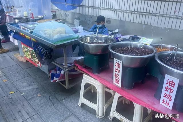 傍晚偶遇社区边的小小美食街，好几个摊位前都排着长队