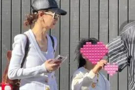 戚薇回婆家美国过年，2岁二胎儿子首次公开，留着长发皮肤黝黑图片