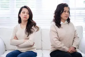 刚新婚不到一个月，婆婆给我下马威，早上五点就喊我起床做早餐图片