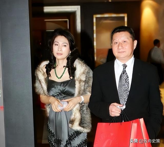 包养情人无数，娶初中同学女儿为妻，玩老婆闺蜜，嗜色如命的富豪
