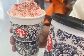 100杯额外收100元！霸王茶姬回应按杯收包装费，网友直呼“玩出花了”！图片