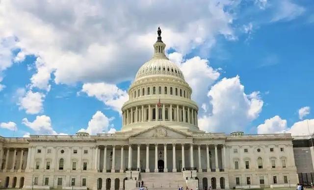 特朗普声称，中美达成一个大交易，美联储已降息，中国开始囤黄金