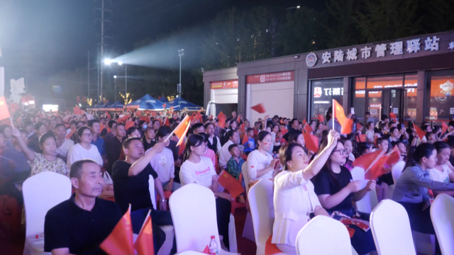 “双节”夜汇东大 文艺+科技激活消费热