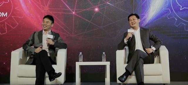 为何富豪中只有刘强东发钱？老家墙上的话说明一切——邻里多帮衬