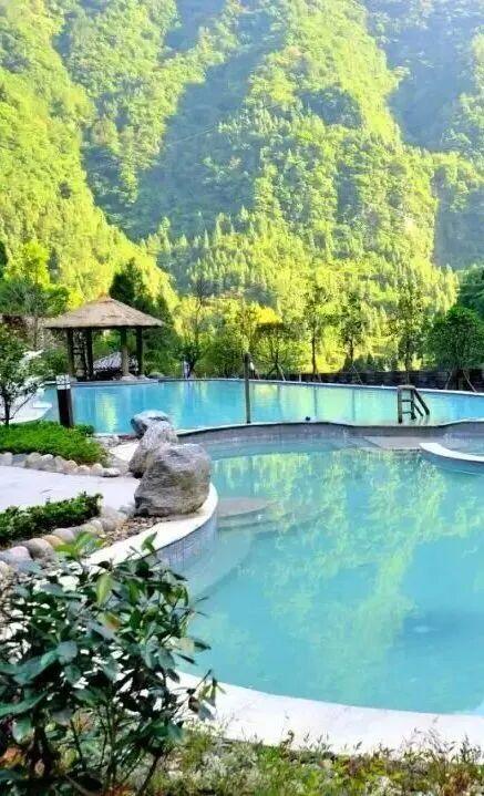 成都出发2.5h刹拢最绝红叶之城！秋色媲美九寨，一城吃够三省美食！更有山林温泉泡过瘾！