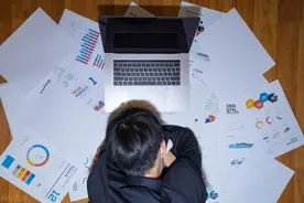 42岁大叔疯狂加班熬夜，晕倒在急诊室，医生全力抢救仍不治身亡！图片