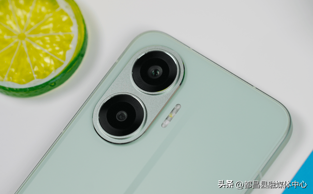 红米亮出“底牌”，骁龙8sGen4手机才卖1390元，7550mAh+金属中框