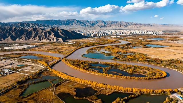 朔风拂过贺兰山，秋韵漫染湖城间 —— 塞上江南的鎏金诗卷