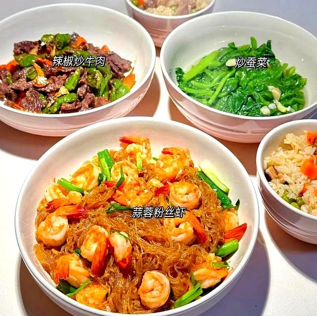 自己做家常菜虽然没有外面饭店的好吃，可是健康卫生吖！