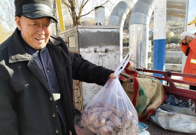 宁县街头卖红薯的大爷说：人不能一直烤火，越烤越怕冷