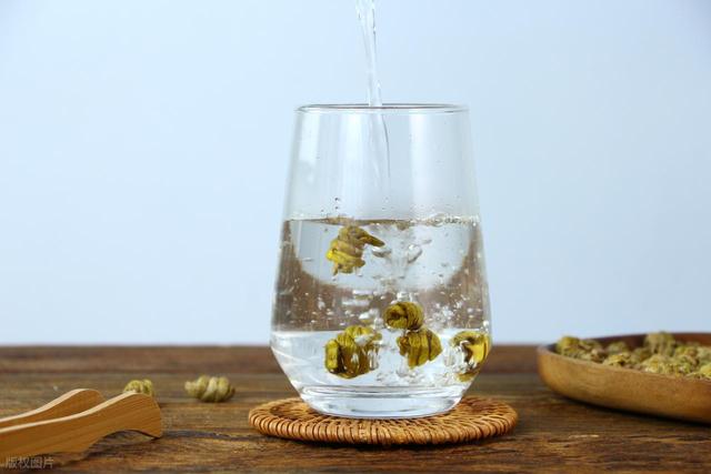 石斛泡水有“讲究”！一次放几个才合适？