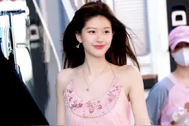 赵露思这裙子被风吹的有点尴尬啊图片
