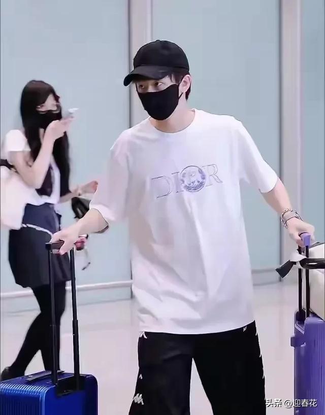 国乒回国抵达北京机场照，王曼昱被老奶奶包围，高远给小粉丝签名