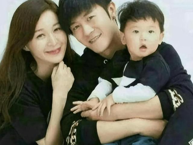 亲妈、干妈都是名导，20年捧不红的他，娶妻改名后，突然火遍全网