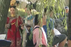 14年前邓超探班《甄嬛传》 西装墨镜 孙俪眼神凌厉 网友：正经还挺帅图片