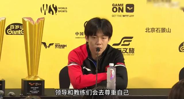 王楚钦坐车离开首钢园，披着毛巾去拍摄城市宣传照