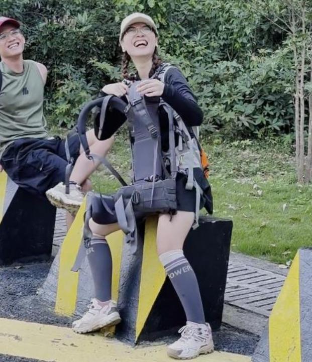 广东女子登山脚崴，被陌生小伙背40分钟下山，恶心的一幕出现了