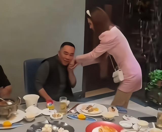 63岁杨议收美女徒弟，女生穿得花枝招展鞠躬敬茶，牵手贴脸引争议