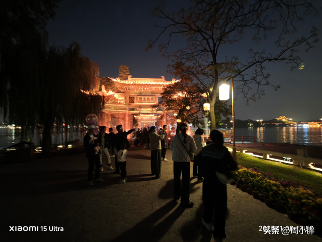 15分钟617人登顶龙亭大殿，传统观光景区迈向沉浸夜游的关键一步