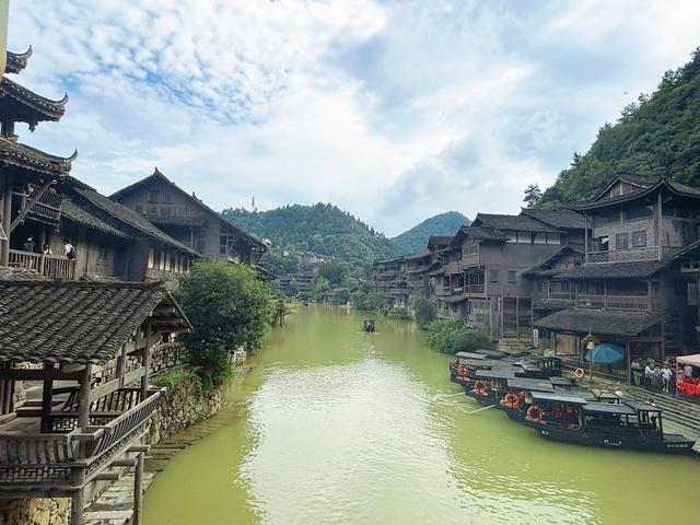 悦·遵义丨从《极限挑战》到明星同款，乌江寨凭什么成综艺取景“香饽饽”？答案藏在山水里……