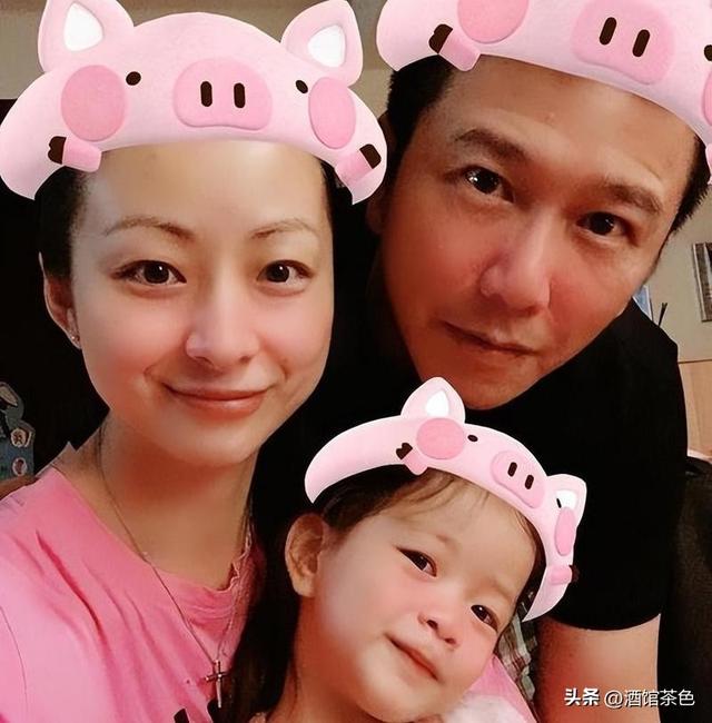 演员温兆伦现状：定居北京，61岁不显老依然帅气，10岁女儿很漂亮