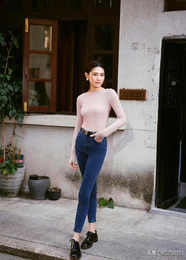 别眨眼！女星穿紧身牛仔裤狂炫身材，细腰翘臀的暴击谁顶得住