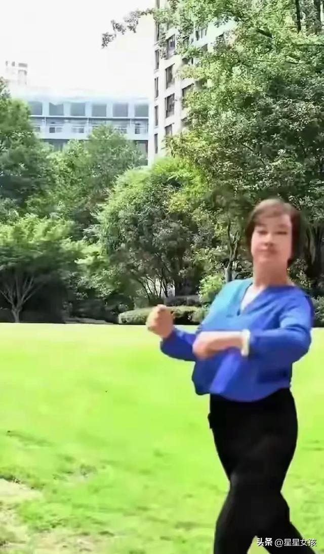 75岁刘晓庆公园跳舞火了！活力爆棚状态绝，网友：这哪像古稀之年