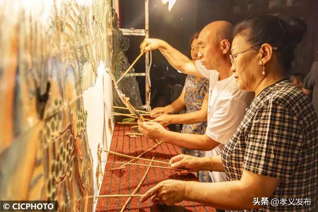 山西孝义：观皮影 享清凉