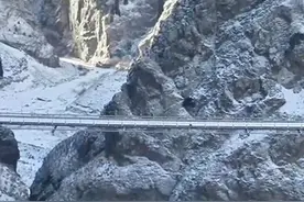 航拍新疆丨瞰！乌尉高速那些穿越天山的桥隧图片