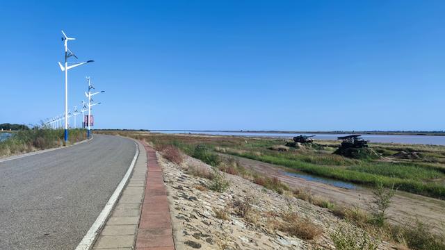 包头天下黄河第一村，靠着黄河边，风景还是不错的
