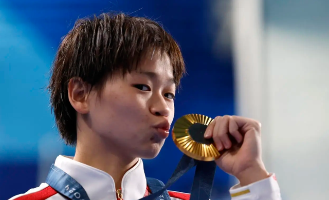 恭喜！全红婵久违现身，再获大奖+C位领奖，1人抱着5瓶矿泉水上台