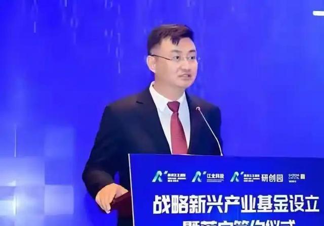 叛逃中国！年薪600万的华为高管，美国身份被扒后，更多猛料曝光