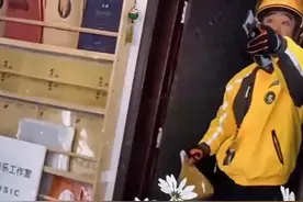 岂有其理！一女子吃完外卖还要求退款，外卖小哥被她骂惨了。图片