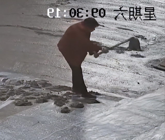 老太破坏修路路面后续：民警走了又挖，村干部曝真相，子女被牵连