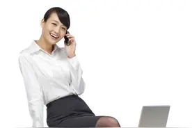 50岁男人返聘第一天，在厕所门口碰到美女白领上司，她竟然这样做图片