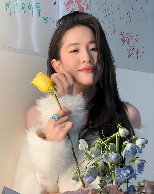 刘亦菲在家玩自拍	，不料被镜子“出卖	”了，网友直呼：好女人啊！