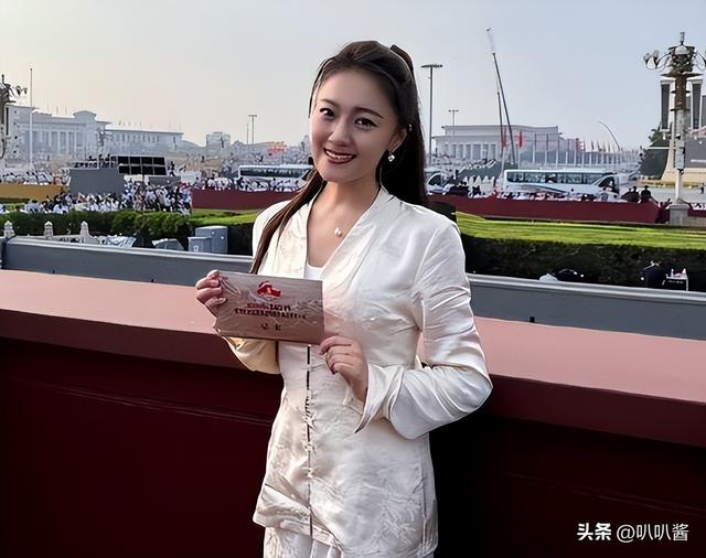 离婚7年，高调参加阅兵礼的王小玮，早已是王小海高攀不起的存在