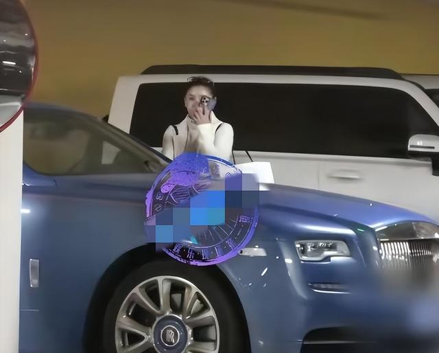 40岁李小萌北京逛街，开五六百万劳斯莱斯，王雷大连富二代不差钱