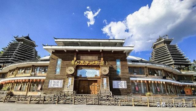 梵净山下寨沙行：八月午后的吊桥与侗家烟火